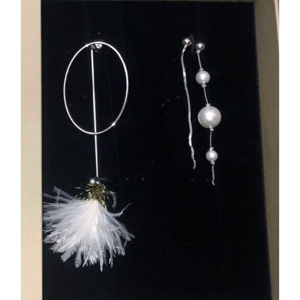 Burberry Asymmetrical Silver Tone Earrings Ostrich Feather Pearl Chain Drop NIB - Picture 3 of 15